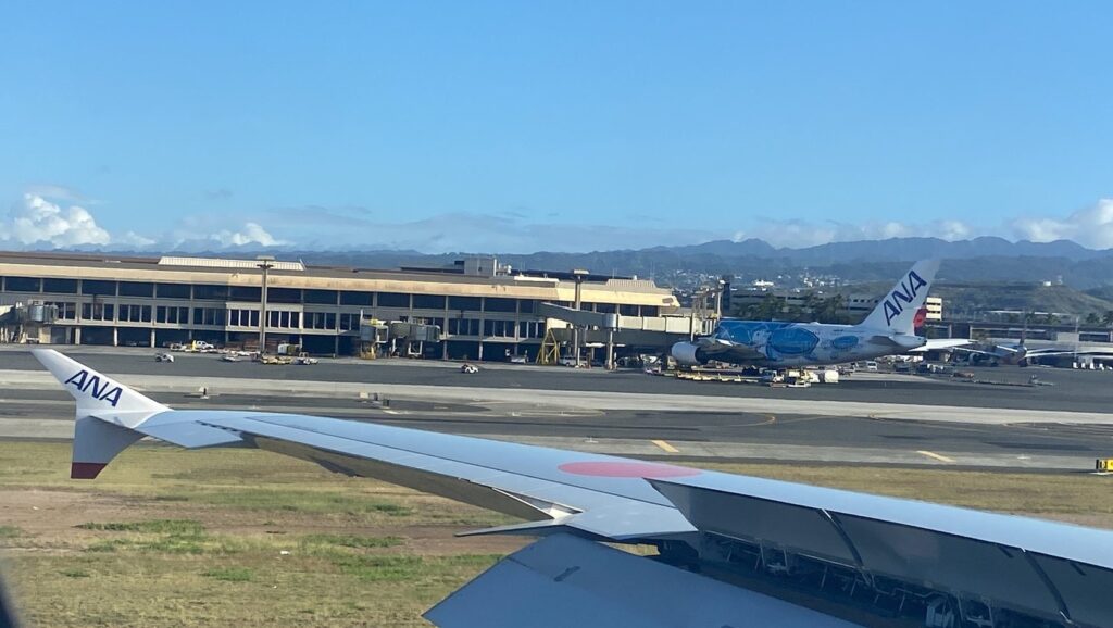 ANA182便（Flying HONU）がハワイホノルル空港に着陸した。（ラニを眺める）