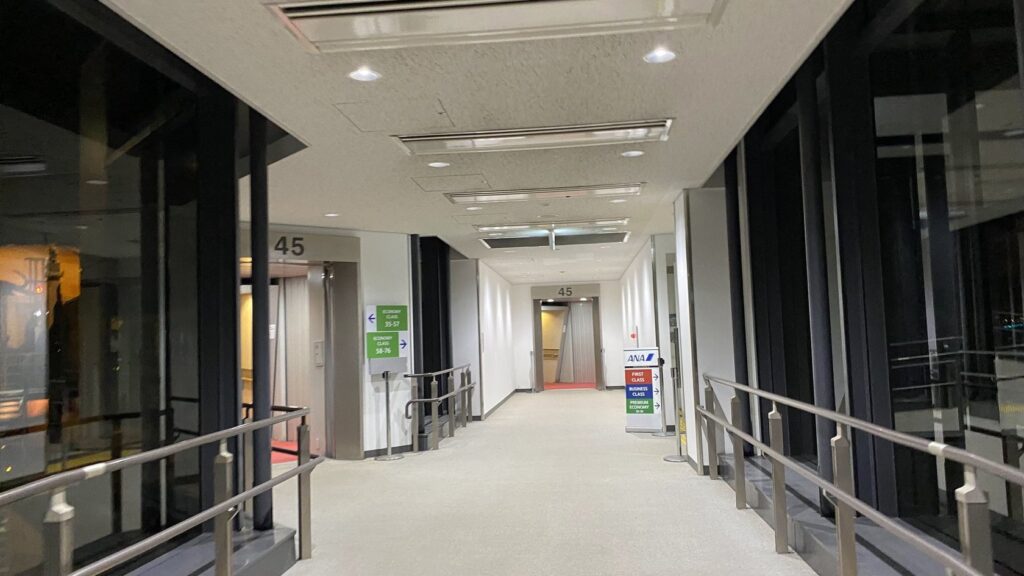 成田空港でのHONU搭乗時に道が三本に分かれる。