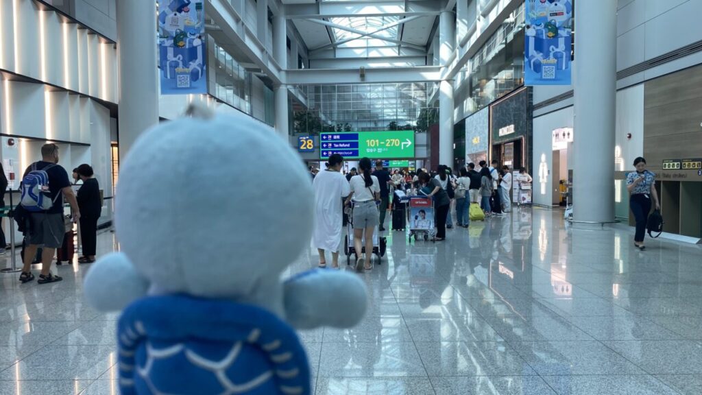 仁川空港第1ターミナルの制限エリア（コンコース）を歩くラニ