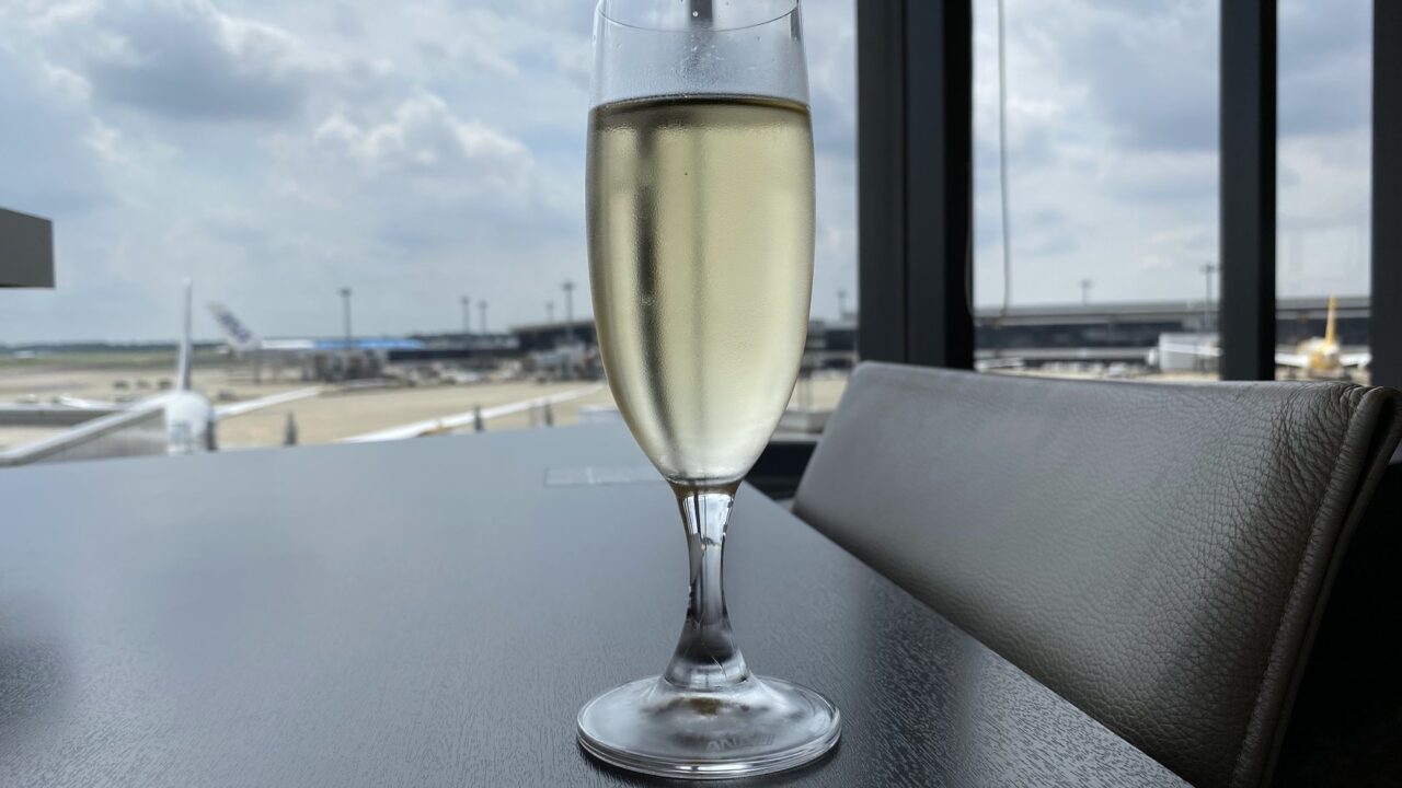 成田空港ANA SUITE LOUNGEのシャンパンで奥にラニを望む