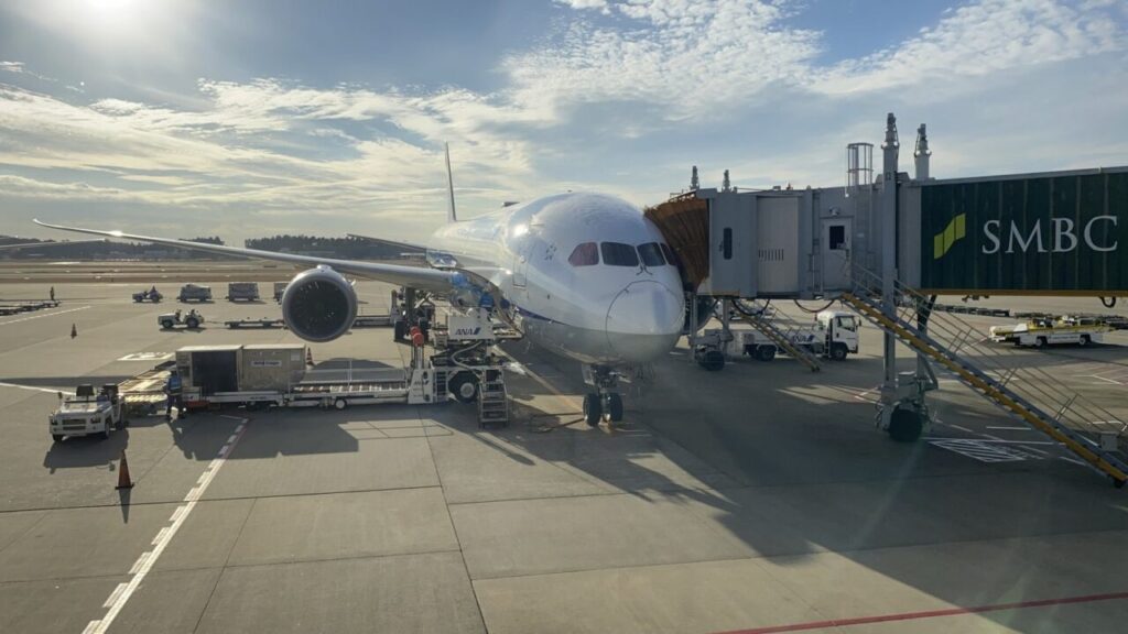 成田空港のユナイテッドクラブから眺める大迫力の飛行機