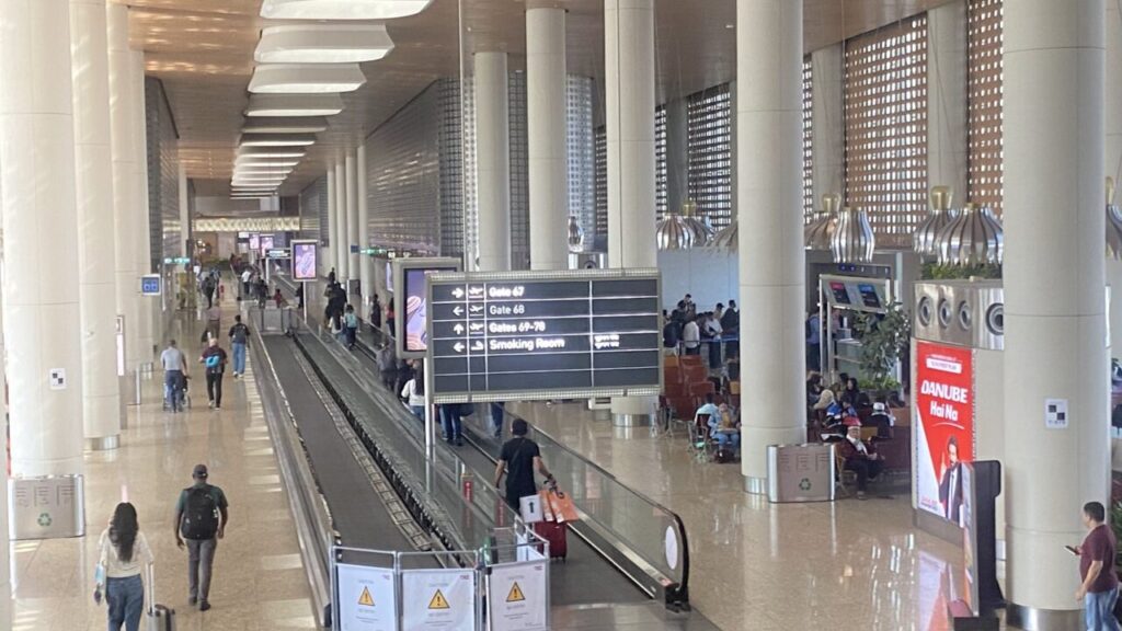 ムンバイ空港のゲート前の通路
