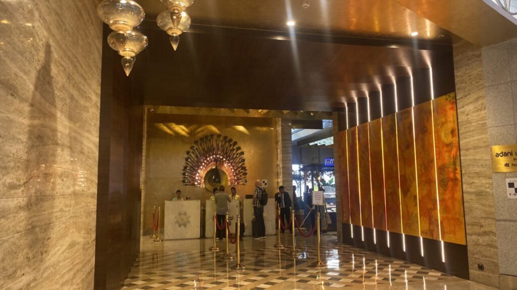 ムンバイ空港のAdani lounge Eastの入り口