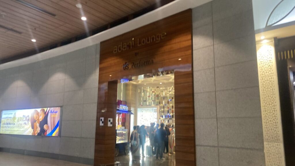 ムンバイ空港のAdani lounge Westの入り口