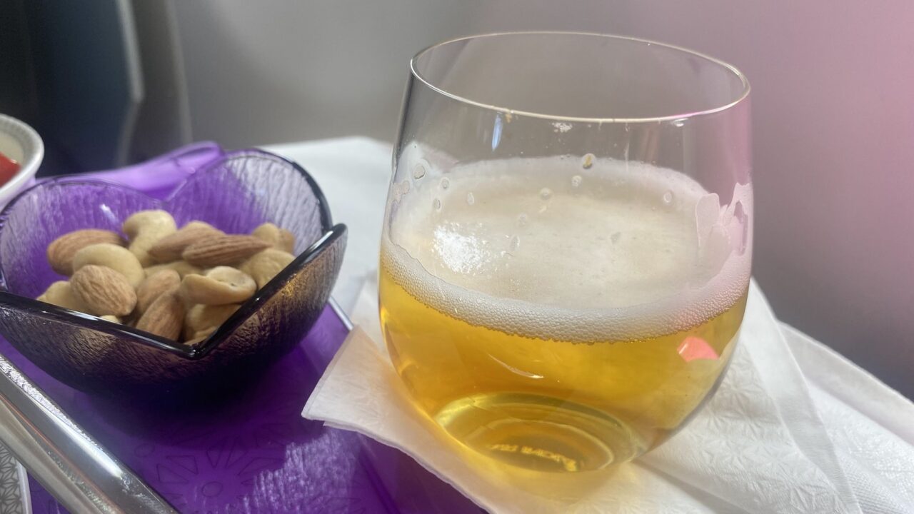 エアインディアビジネスクラスで提供されるビールとナッツ