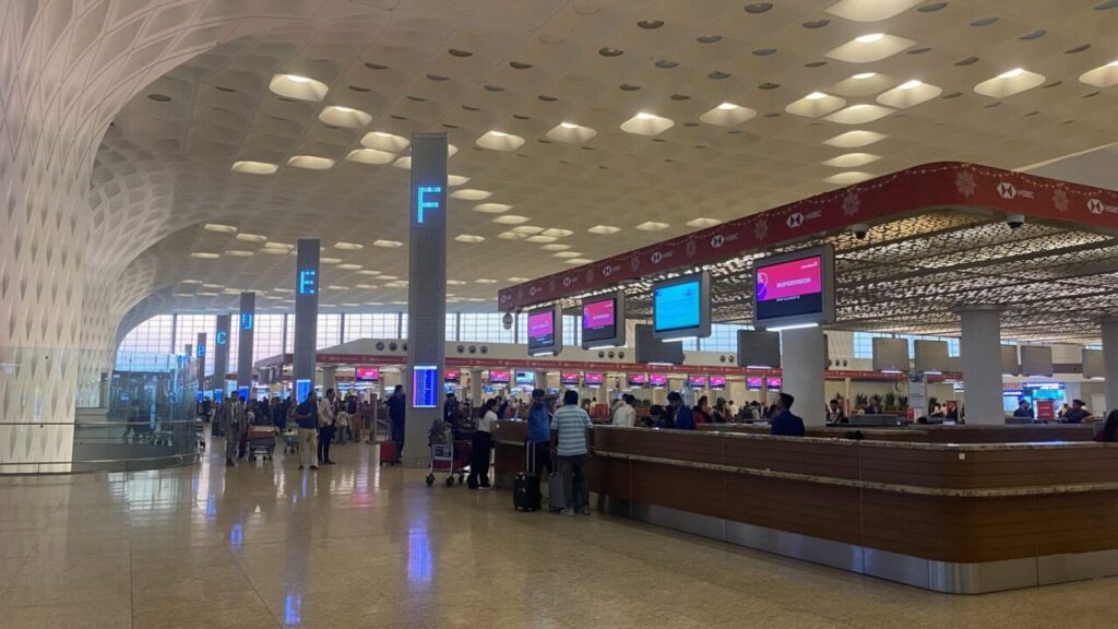 ムンバイ空港のエアインディアのチェックインカウンター