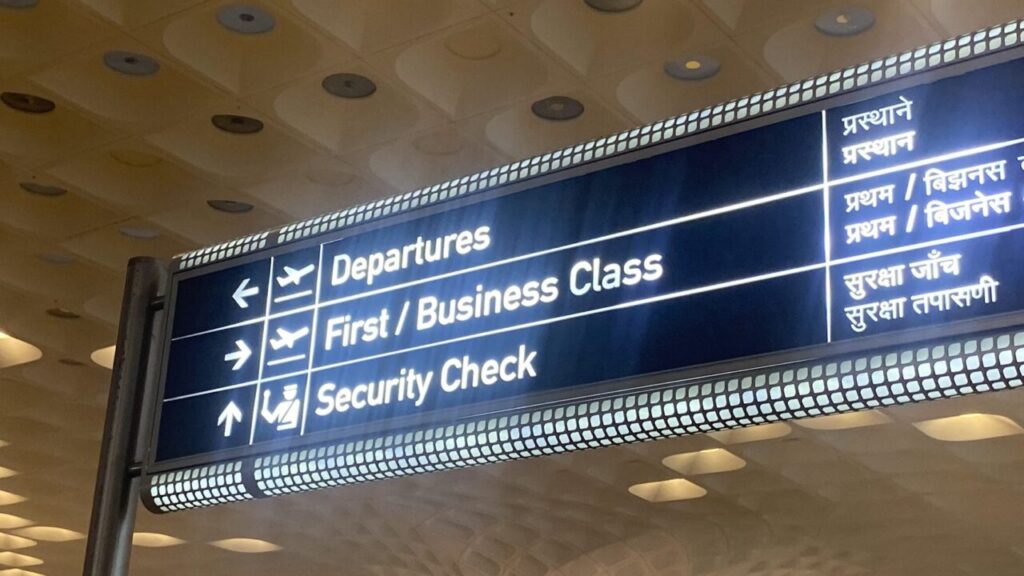 ムンバイ空港の保安検査場への案内板