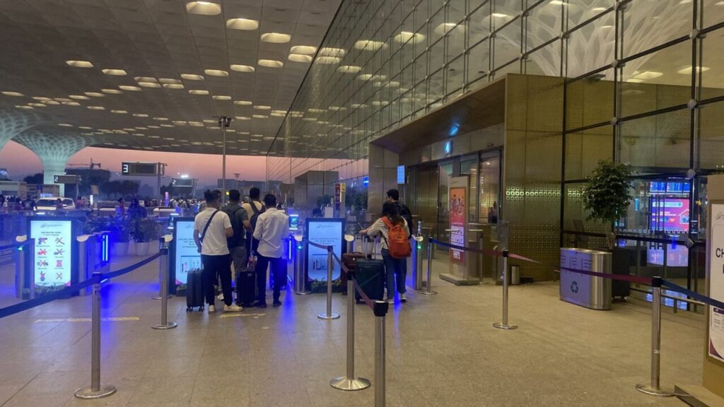 ムンバイ空港の入り口でのeチケット控チェック