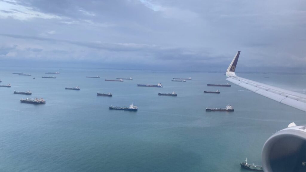 シンガポールチャンギ国際空港にアプローチするエアインディアの機窓