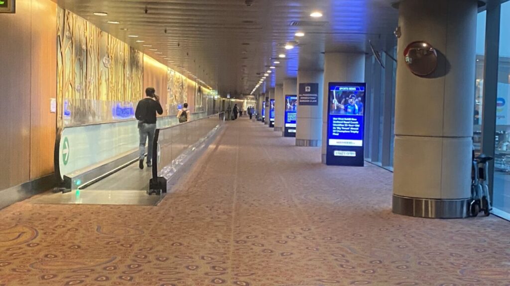 ムンバイ空港のアライバル通路