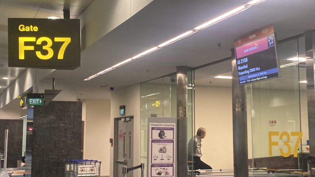 エアインディアで到着したチャンギ空港ゲートF37