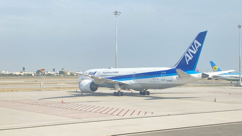 バンコクスワンナプーム国際空港に駐機するANAのB787-8
