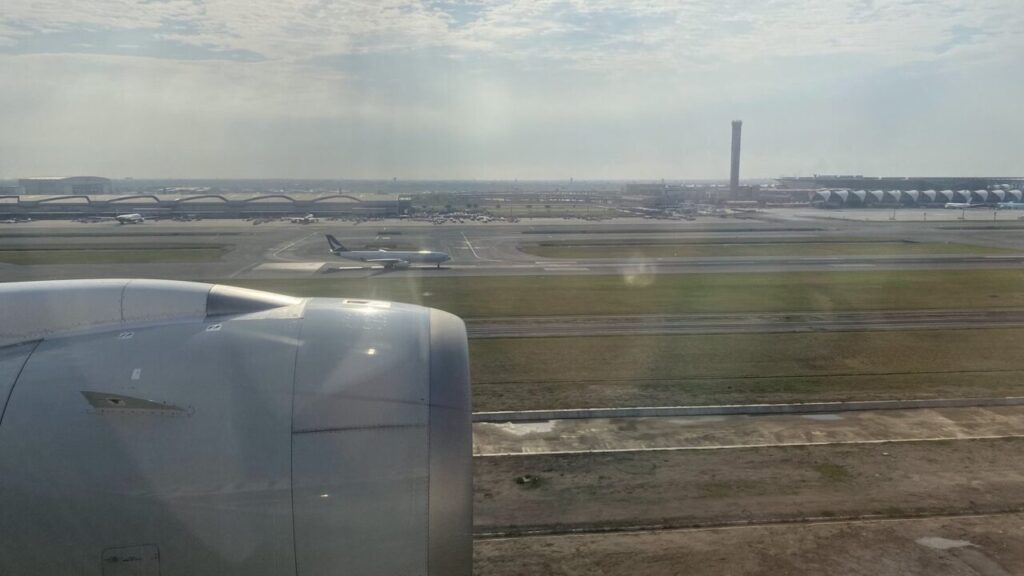 バンコクスワンナプーム国際空港に着陸するシンガポール航空のA350