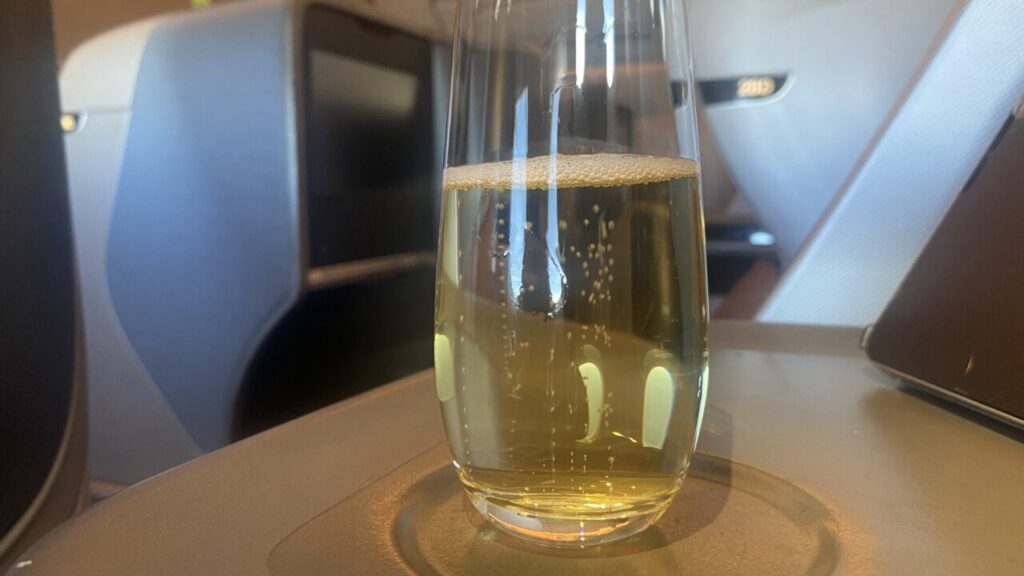 シンガポール航空のビジネスクラスで提供されるシャンパン