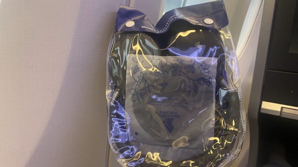 シンガポール航空ビジネスクラスのノイズキャンセリングヘッドフォン