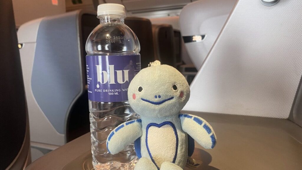 シンガポール航空ビジネスクラスの座席に設置されたペットボトル(飲用水)