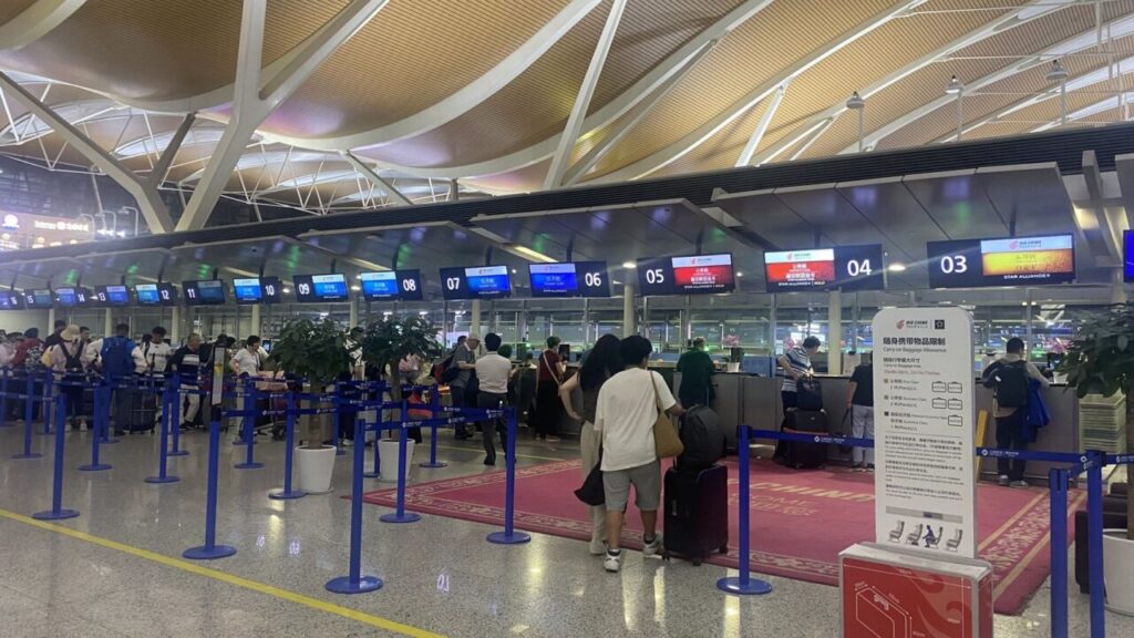上海浦東空港のエアチャイナのチェックインカウンター