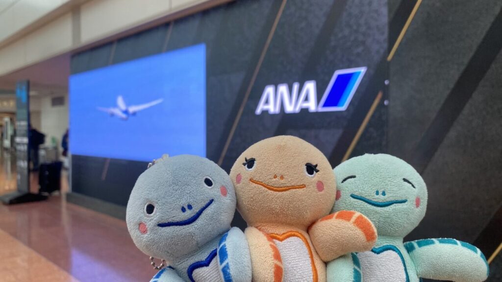 ANA羽田空港国内線カウンター付近の大型サイネージ