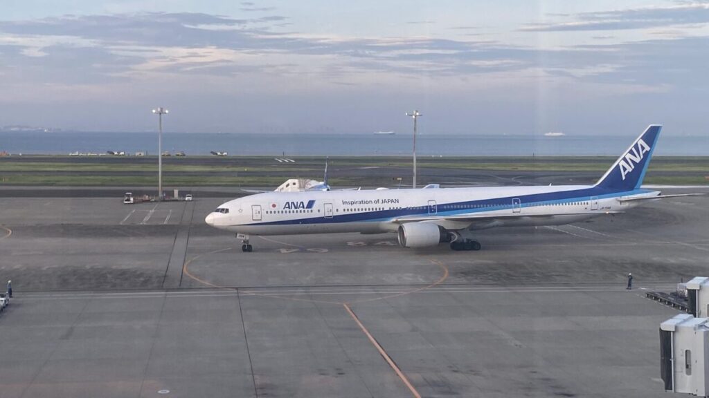 羽田空港に到着したANA国内線最大のB777-300