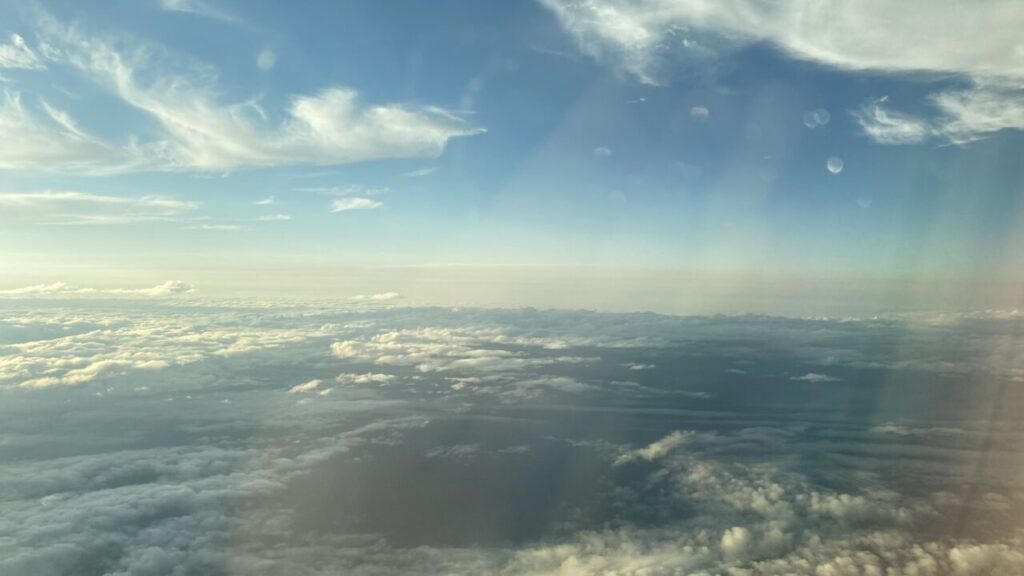 台北桃園空港に向け高度を下ろし始めるエバー航空B787
