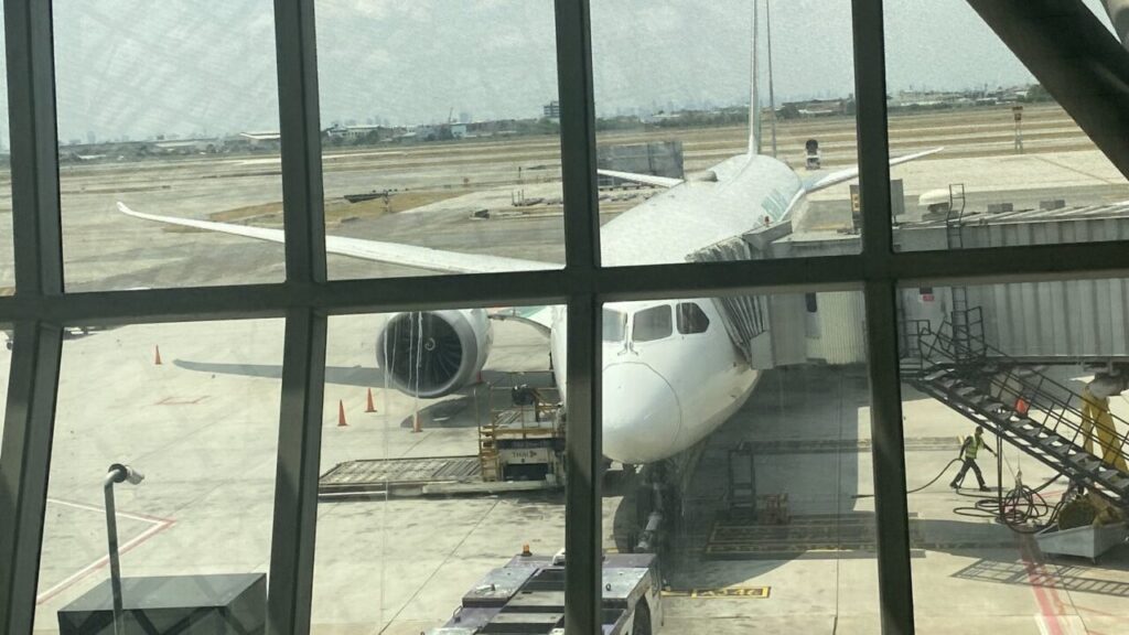 バンコクスワンナプーム国際空港に駐機するエバー航空B787