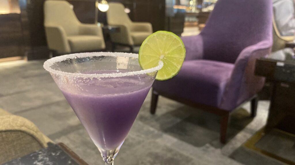 バンコクスワンナプーム国際空港のタイ航空ロイヤルオーキッドラウンジのカクテル
