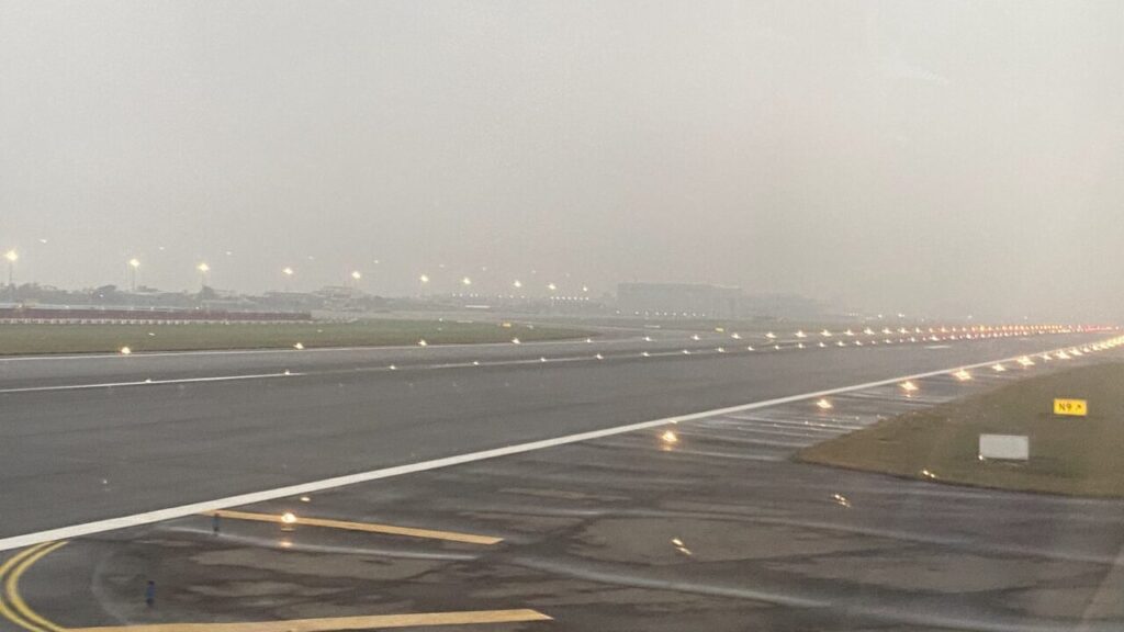 視程の低い台北桃園空港の滑走路