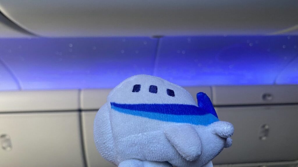 青く照らされたエバー航空ビジネスクラスの機内とそらっち