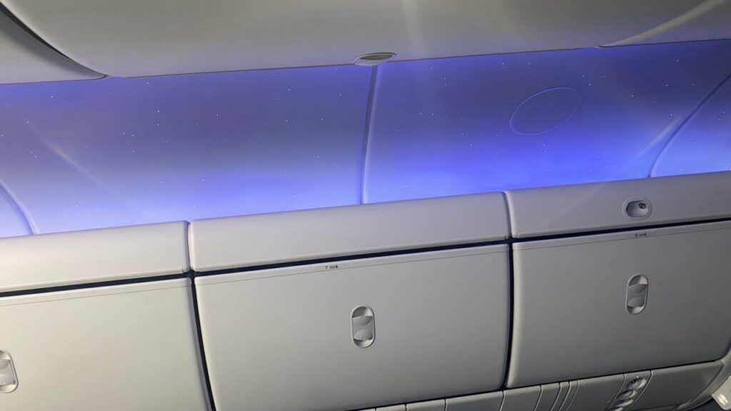 エバー航空B787ビジネスクラスの天井に浮き出る星空