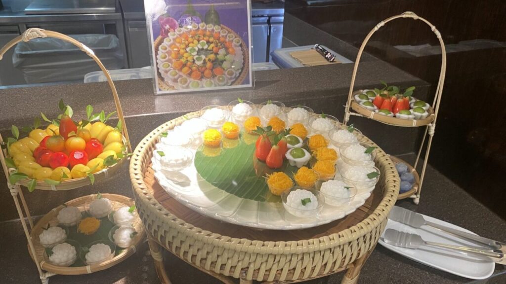 バンコクスワンナプーム国際空港のタイ航空ロイヤルオーキッドラウンジにあるタイの伝統的なお菓子