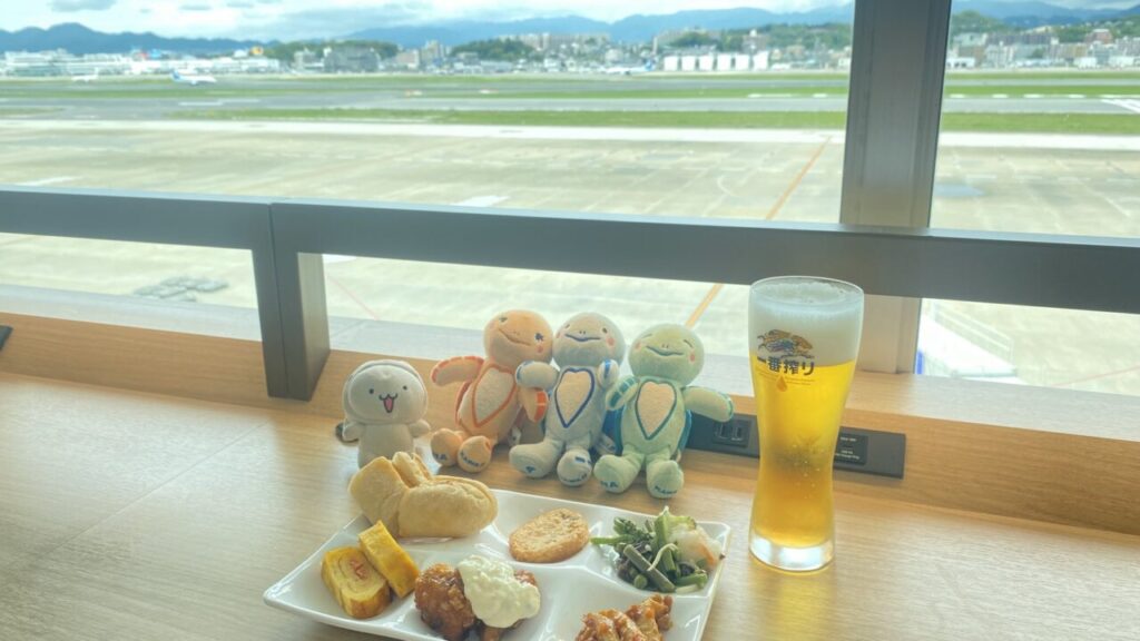 福岡空港国際線のラウンジ福岡のフードと滑走路ビュー