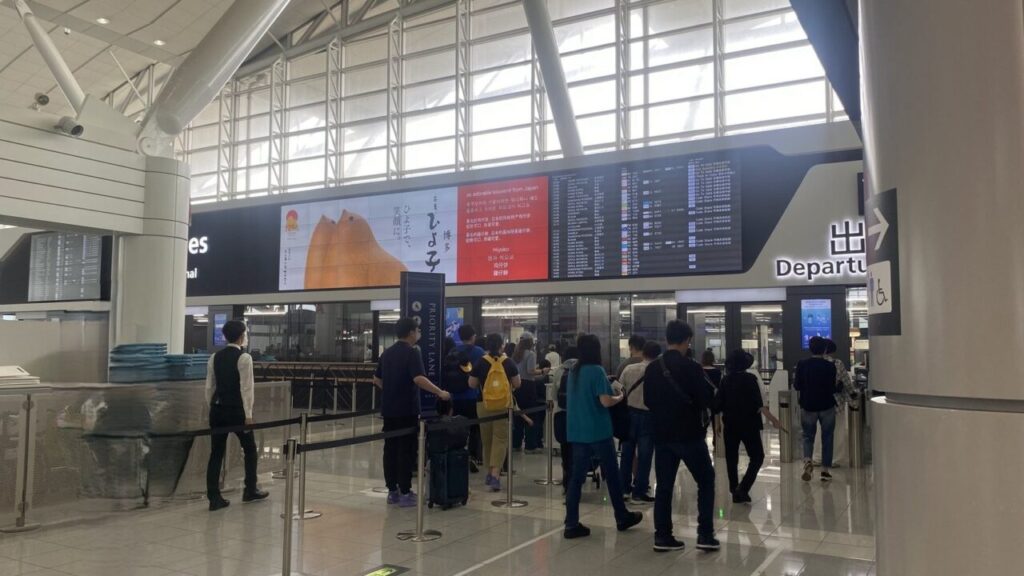 福岡空港国際線の出国審査場および保安検査場の入口