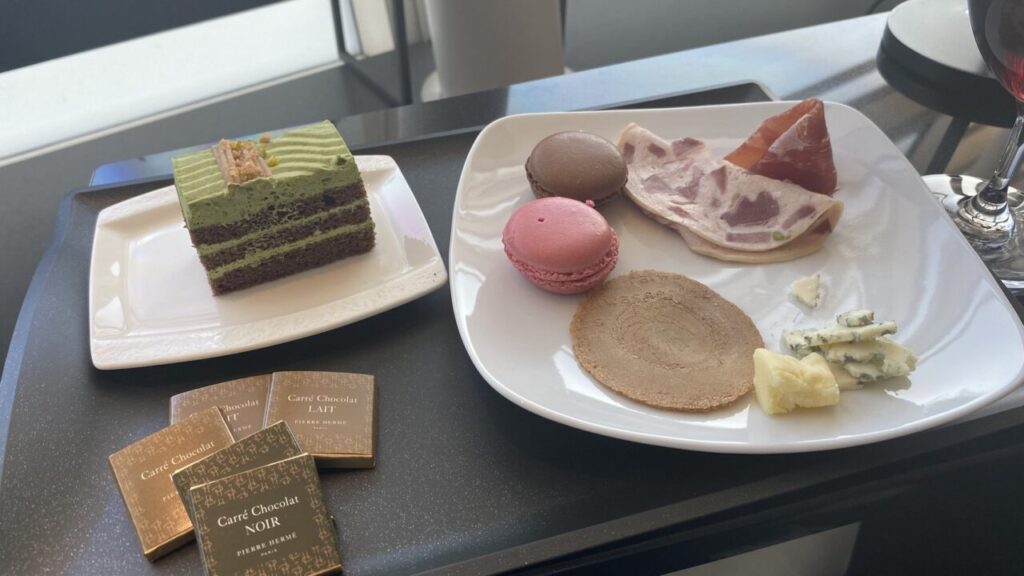 羽田空港第3ターミナルのANA SUITE LOUNGEで提供されるチーズやデザート
