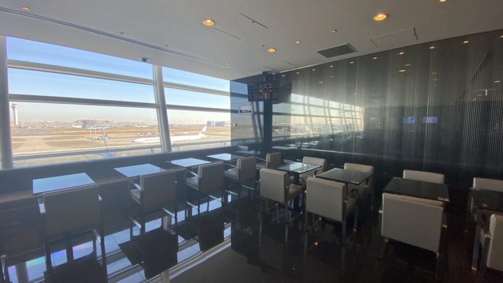 羽田空港第3ターミナルのANA SUITE LOUNGEのダイニングコーナー