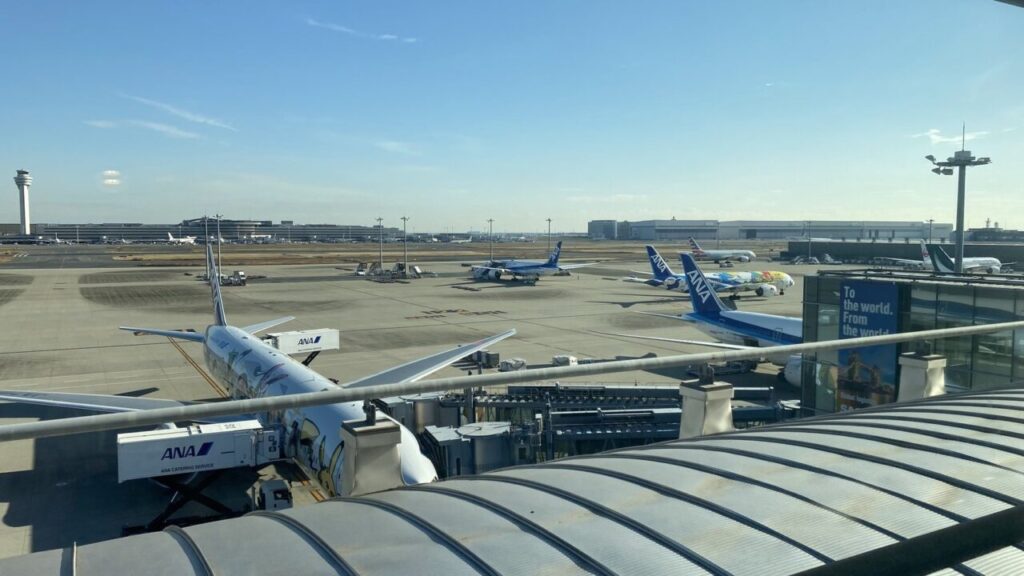 羽田空港第3ターミナルのANA SUITE LOUNGEから眺める外の空港ビュー