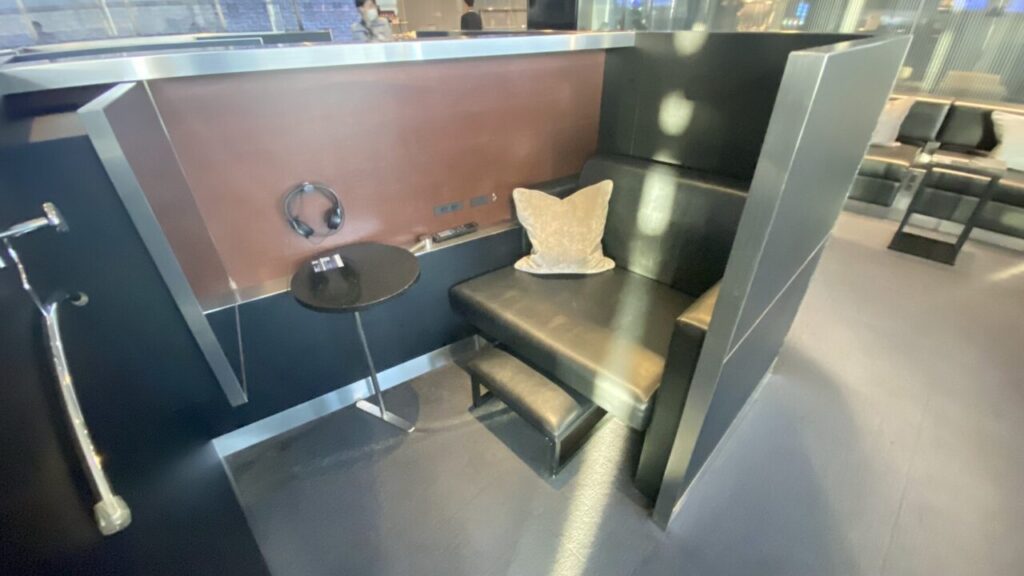 羽田空港第3ターミナルのANA SUITE LOUNGEの半個室席