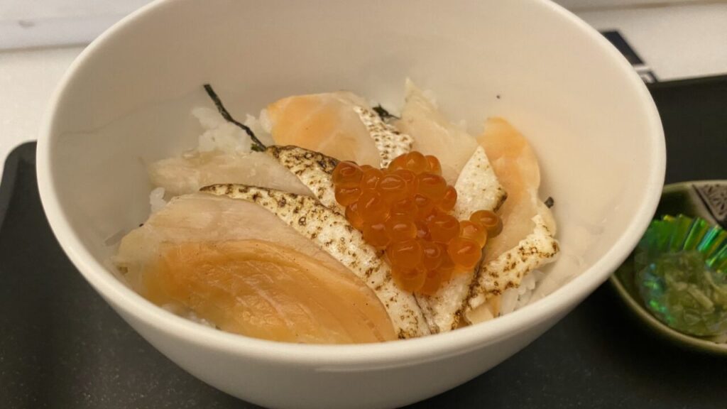 羽田空港第3ターミナルのANA SUITE LOUNGEで提供されるサーモンいくら丼