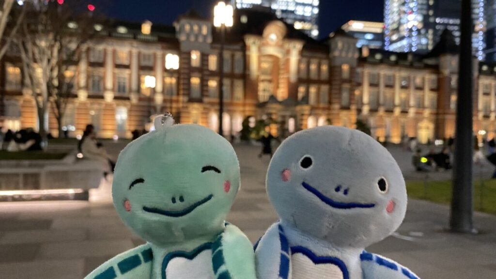 夜の東京駅前に立つラニとカイ