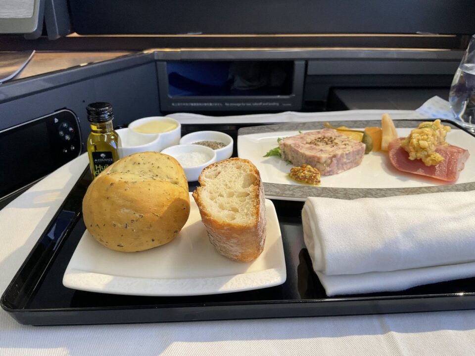 ANA110便ニューヨーク行きビジネスクラスの機内食(洋食・ブレッド)