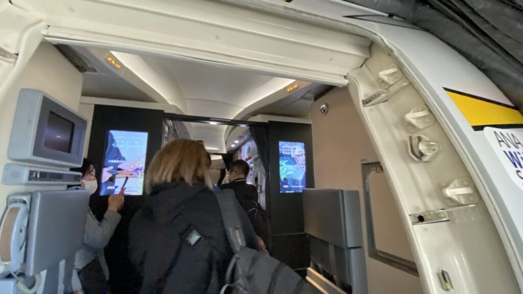ANA110便ニューヨーク行きの機内に入る