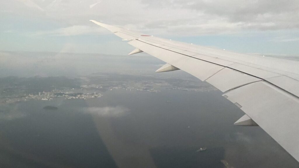 羽田空港へ着陸するため東京湾上空で降下するANA844便