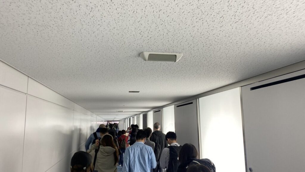 羽田空港第2ターミナル国際線到着エリアの幅の狭い通路