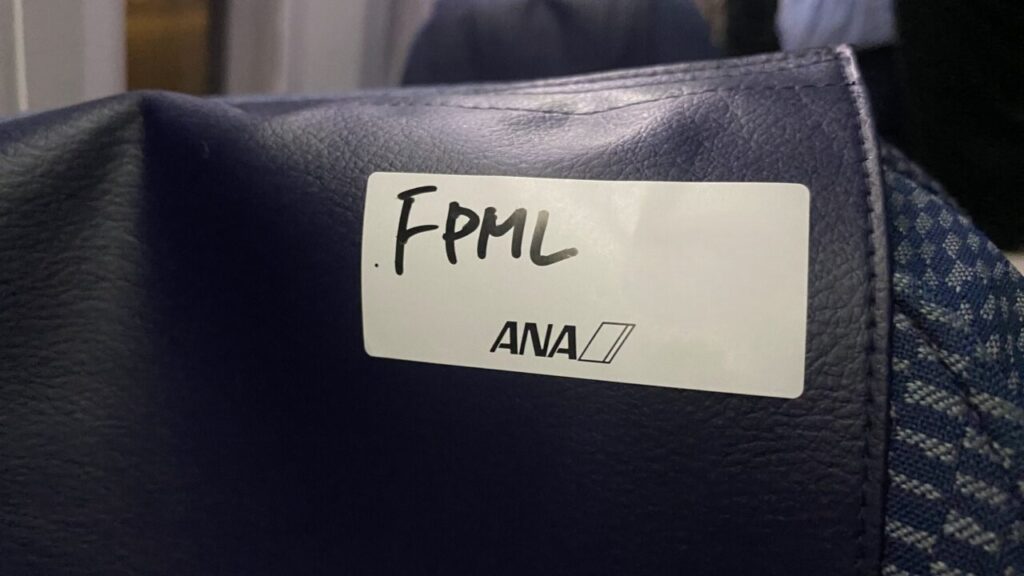 ANA国際線でFPML（フルーツプラッターミール）を頼んだ座席に貼られる目印
