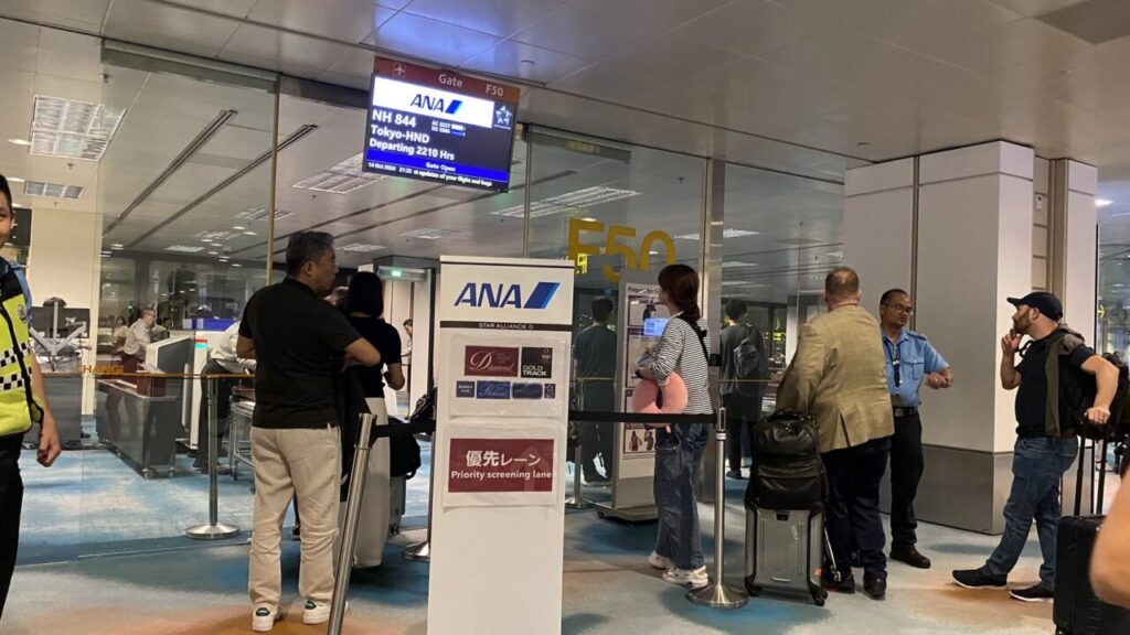 ANA844便の保安検査場に設置された優先レーン（GOLD TRACK）
