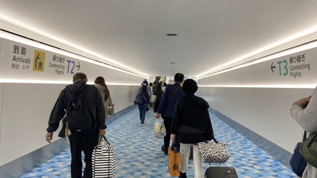 どこか近未来のような羽田空港第2ターミナル国際線到着エリアの通路