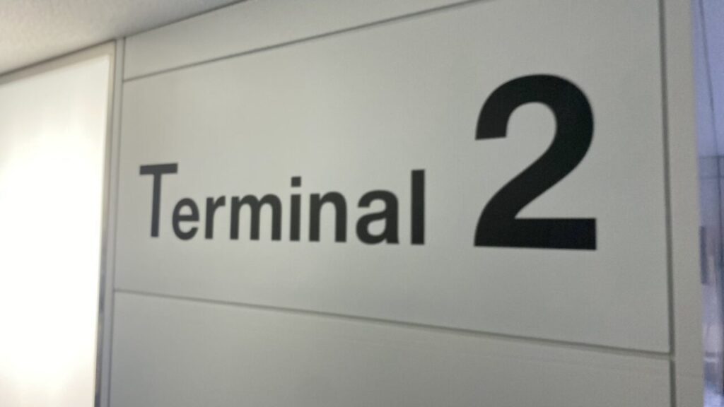 羽田空港第２ターミナルの国際線到着者を迎えるサイネージ