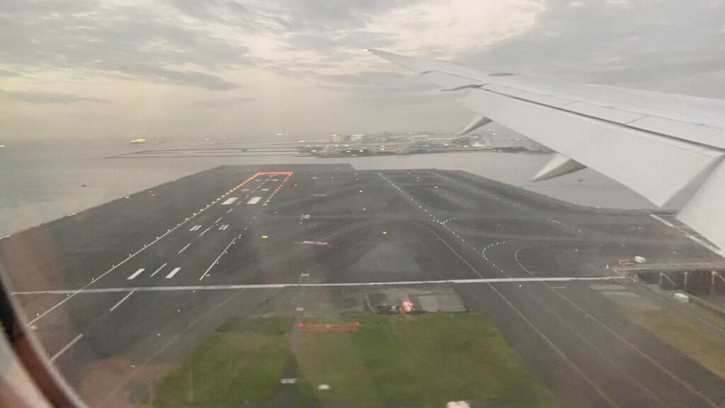 ANA844便が羽田空港のRWY34Rへ着陸するため、D滑走路上空を横切る
