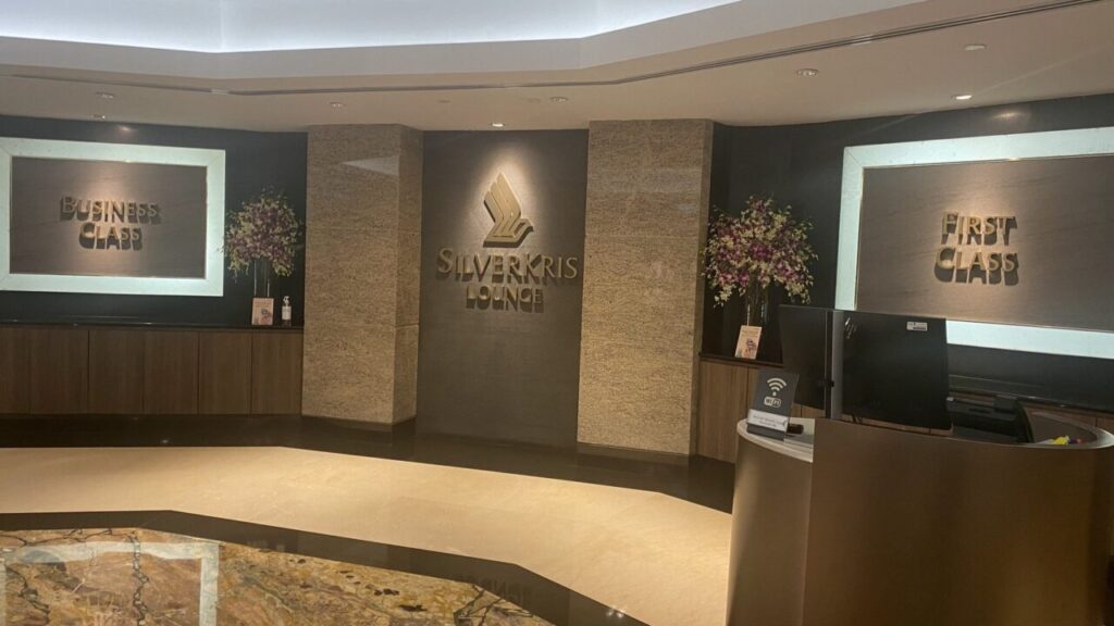 シンガポールチャンギ国際空港のシルバークリスファーストクラスラウンジの入り口