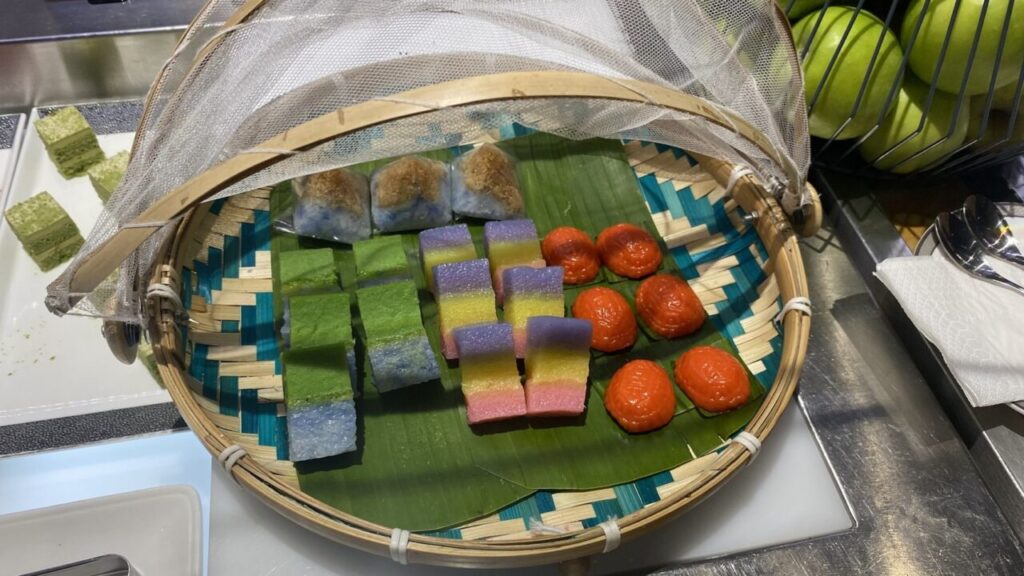 シンガポールチャンギ国際空港のシルバークリスファーストクラスラウンジのお菓子