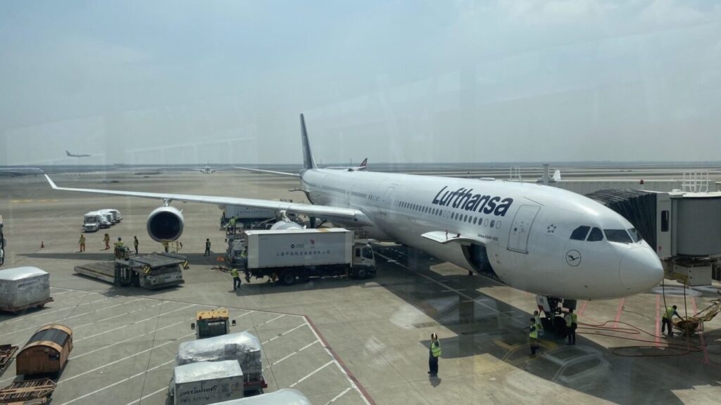 上海浦東空港にとまるルフトハンザドイツ航空のA340-600